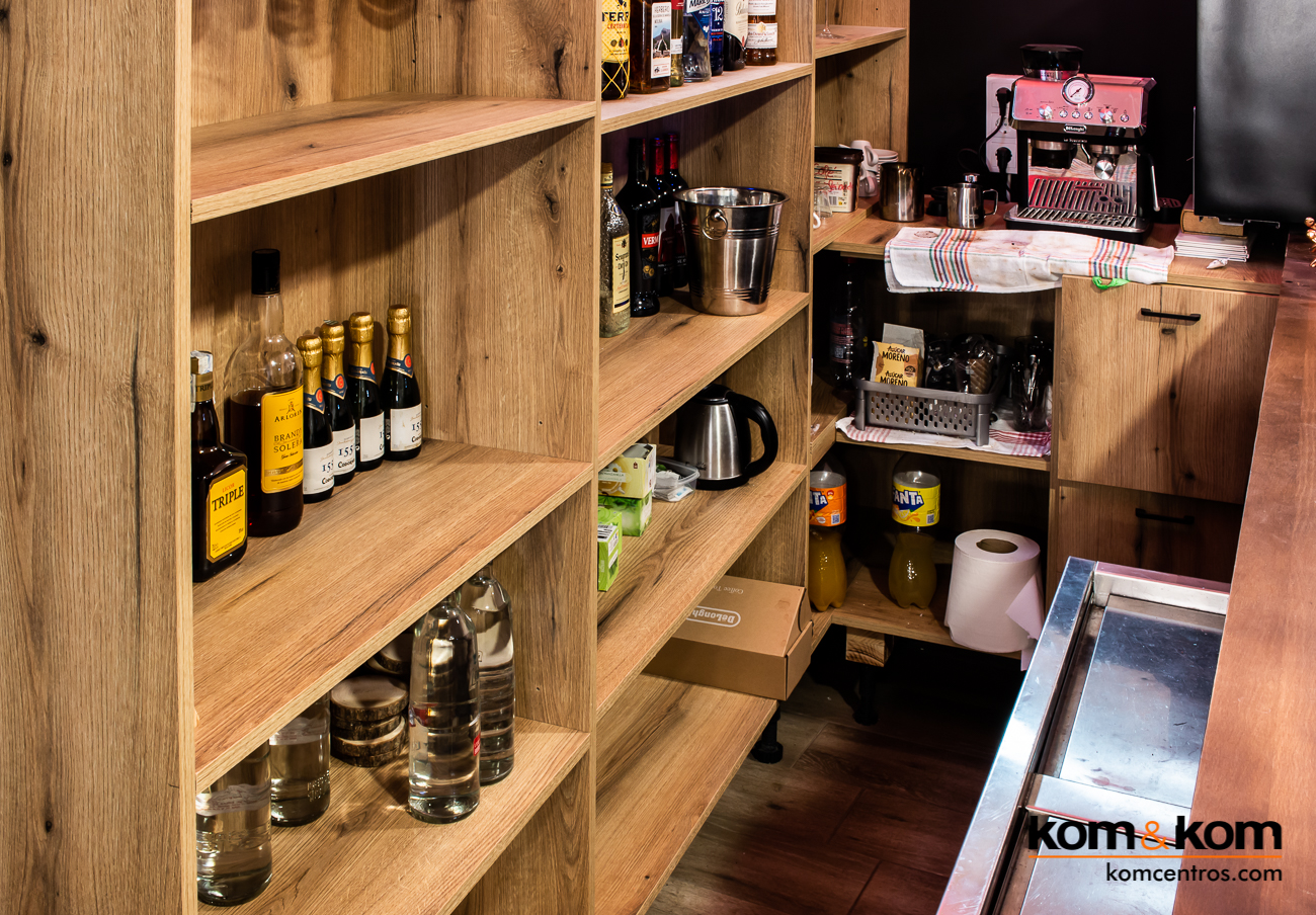 Botellero en madera hecho a medida para Bar Pizzería en Yecla. Kom&Kom